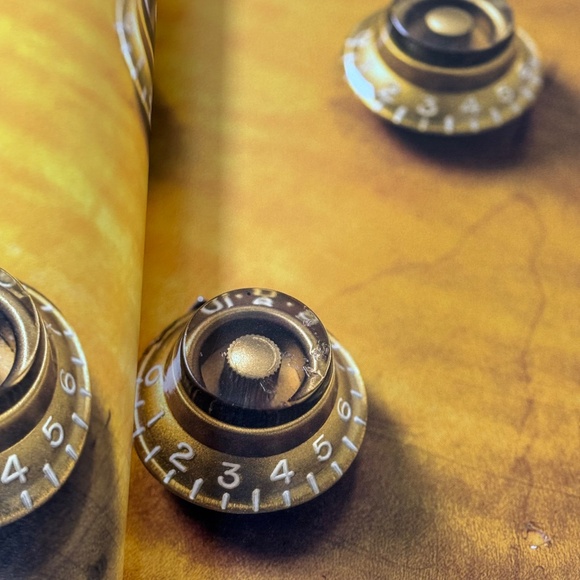 The Les Paul Bible collectible magazine - Picture 4 of 6